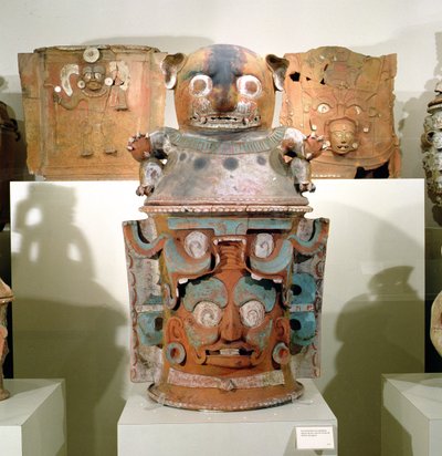 Ixil-begrafenisurn met katachtige deksel, Nebaj, Guatemala door Mayan